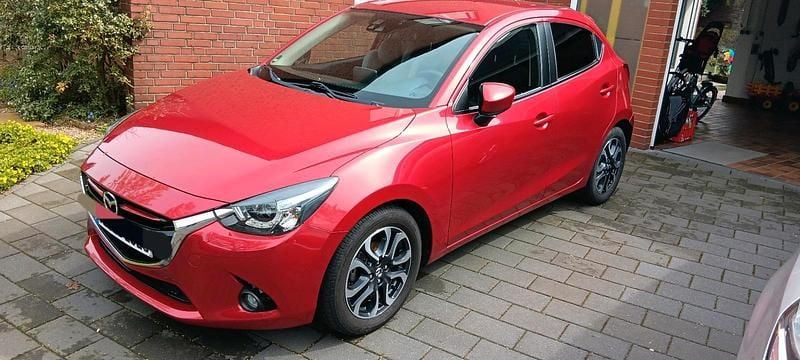 Gebraucht Mazda 2 Nakama 90 PS (66 kW) 2015 Rot Kleinwagen