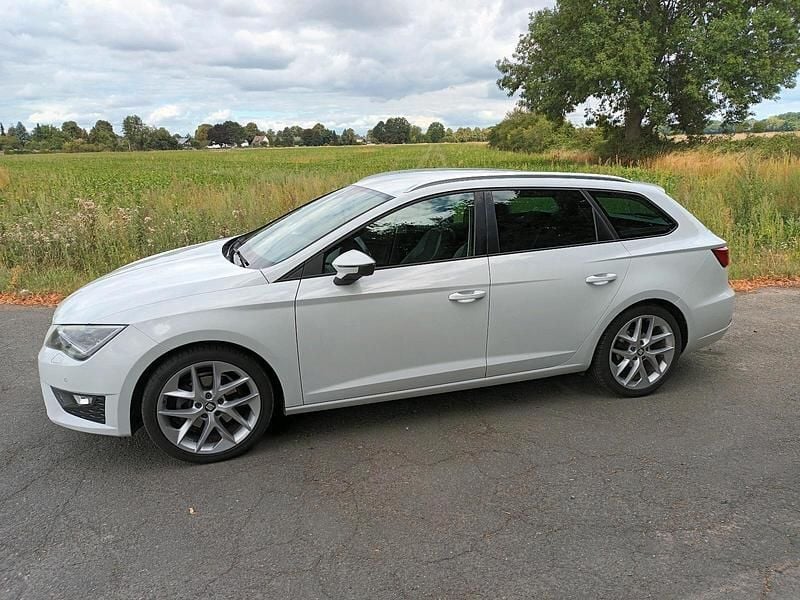 Weiß Gebraucht 2015 Seat Leon ST FR Kombi | 11.500 € (Fairer Preis) - Bild 1/4