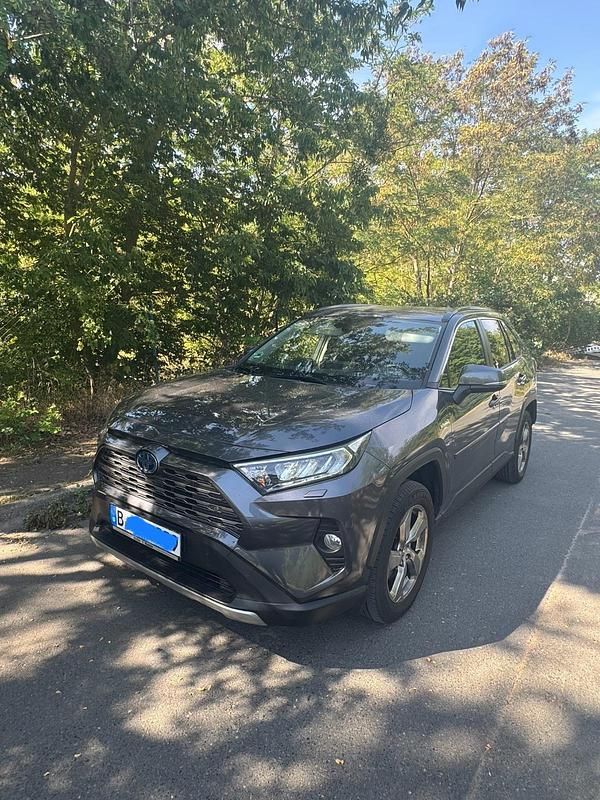 Silber Gebraucht 2019 Toyota RAV4 Hybrid Club SUV | 23.600 € (Guter Preis) - Bild 1/4