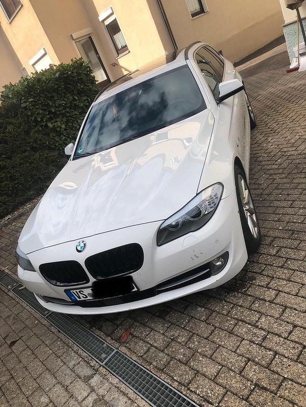 Weiß Gebraucht 2013 BMW 535 Comfort Edition Kombi | 13.800 € (Fairer Preis) - Bild 1/4
