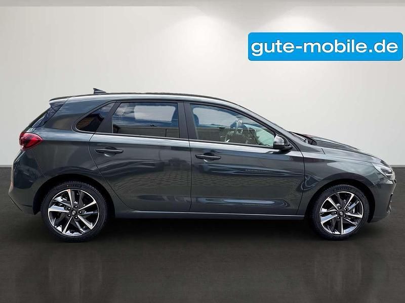 Neu Hyundai i30 Advantage 101 PS (74 kW) 2025 Cypress green / mic Limousine