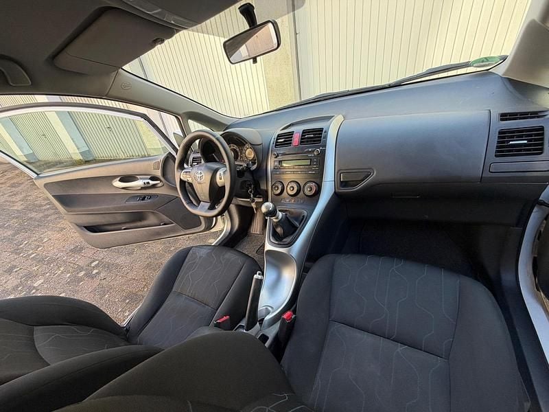 Gebraucht Toyota Auris 99 PS (72 kW) 2012 Weiß Kleinwagen