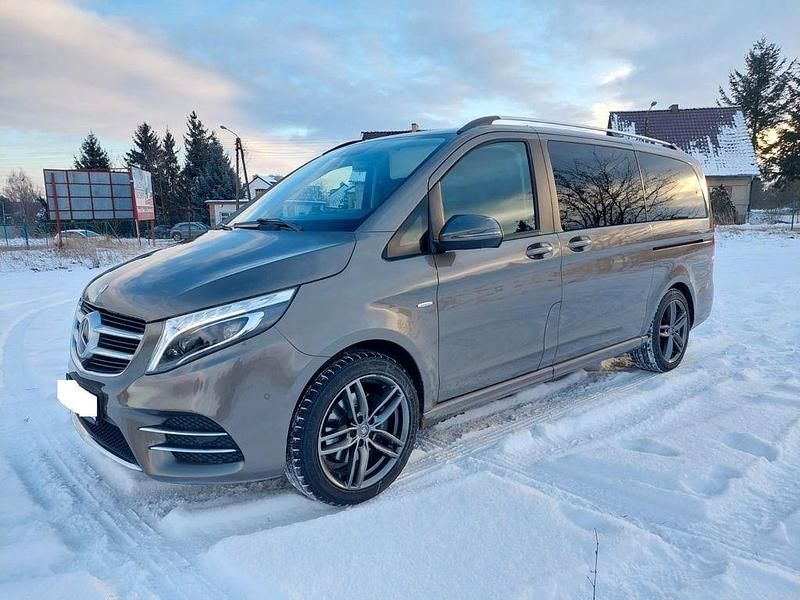 Grau Gebraucht 2016 Mercedes V250 Edition Van / Kleinbus | 31.900 € (Teuer) - Bild 1/4
