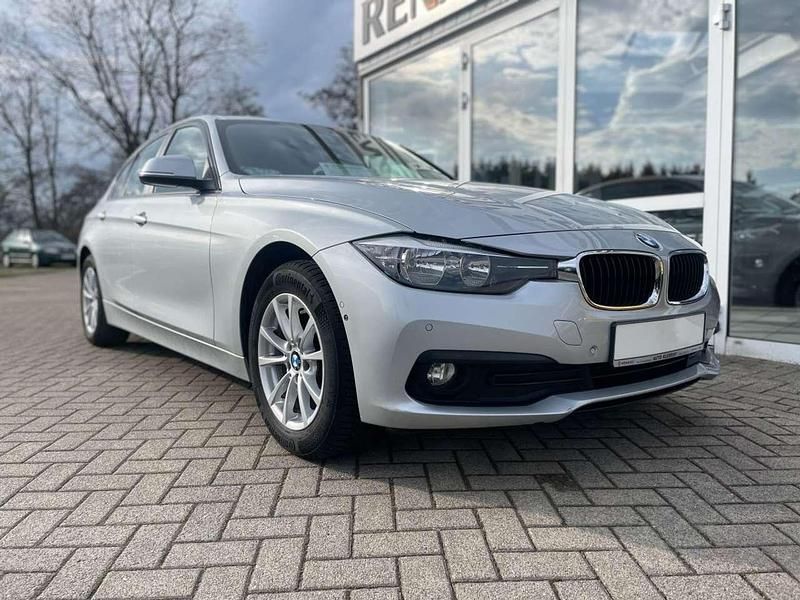 Gebraucht BMW 318 Advantage 136 PS (100 kW) 2016 Glaciersilber Limousine