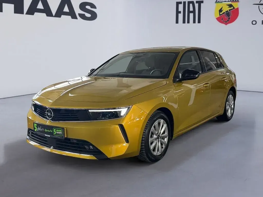 Używany Opel Astra Edition 110 KM (80 kW) 2023 Żółty Sedan/Limuzyna