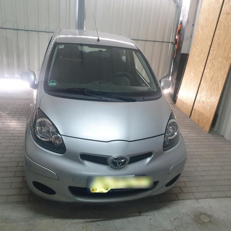Silber Gebraucht 2011 Toyota Aygo Kleinwagen | 3.600 € (Teuer) - Bild 1/4