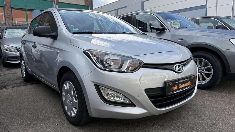 Sleek silver / met Gebraucht 2013 Hyundai i20 Classic Kleinwagen | 6.950 € (Etwas zu teuer) - Bild 1/4