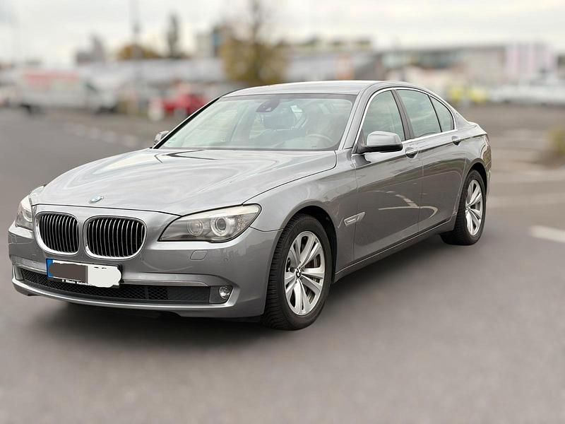 Grau Gebraucht 2010 BMW 750 Limousine | 10.499 € (Fairer Preis) - Bild 1/4