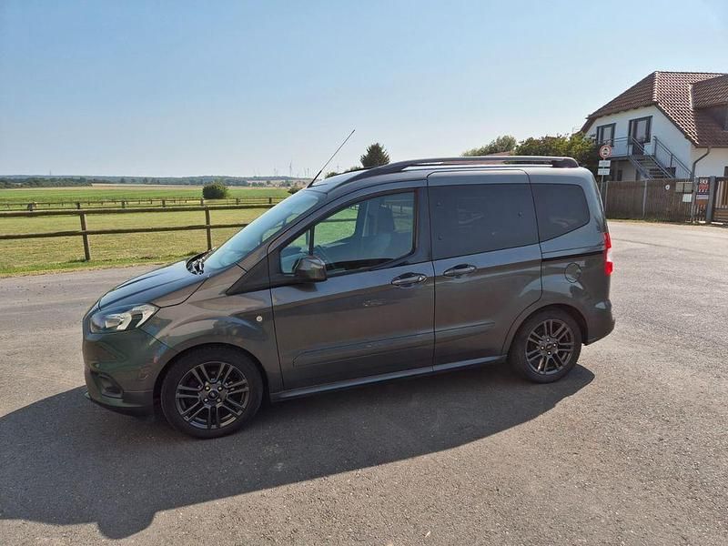 Grau Gebraucht 2019 Ford Tourneo Courier Titanium Van / Kleinbus | 11.600 € (Guter Preis) - Bild 1/4