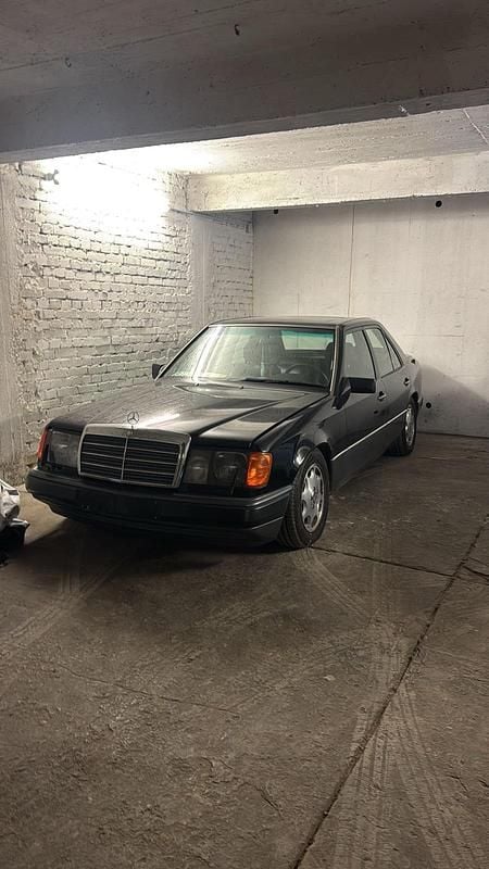 Gebraucht Mercedes E400 279 PS (205 kW) 1992 Schwarz Limousine