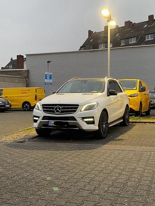 Weiß Gebraucht 2015 Mercedes ML250 AMG SUV | 26.400 € (Etwas zu teuer) - Bild 1/4