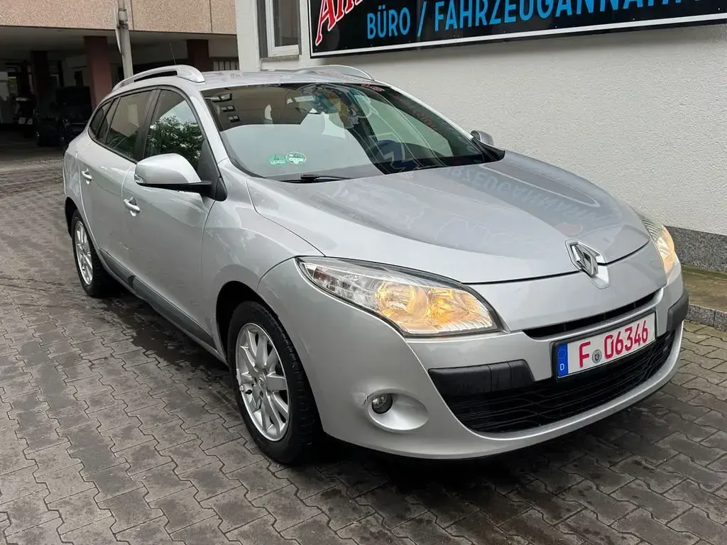 Używany Renault Mégane Expression 106 KM (77 kW) 2010 Szary Sedan/Limuzyna