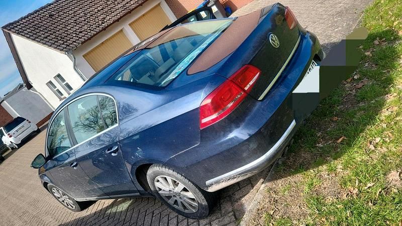 Usata VW Passat 170 CV (125 kW) 2013 Blu Berlina