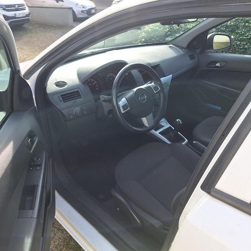 Gebraucht Opel Astra 90 PS (66 kW) 2010 Weiß Kleinwagen