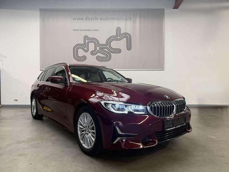Rot Gebraucht 2022 BMW 318 Luxury Line Kombi | 23.790 € (Superpreis) - Bild 1/4