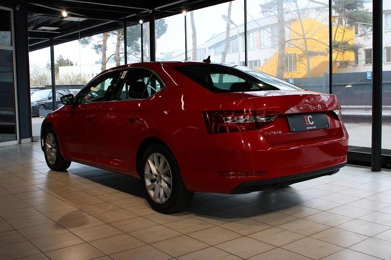 Gebraucht Skoda Superb Style 150 PS (110 kW) 2022 Rot Limousine