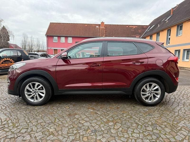 Gebraucht Hyundai Tucson Intro Edition 136 PS (100 kW) 2015 Rot SUV