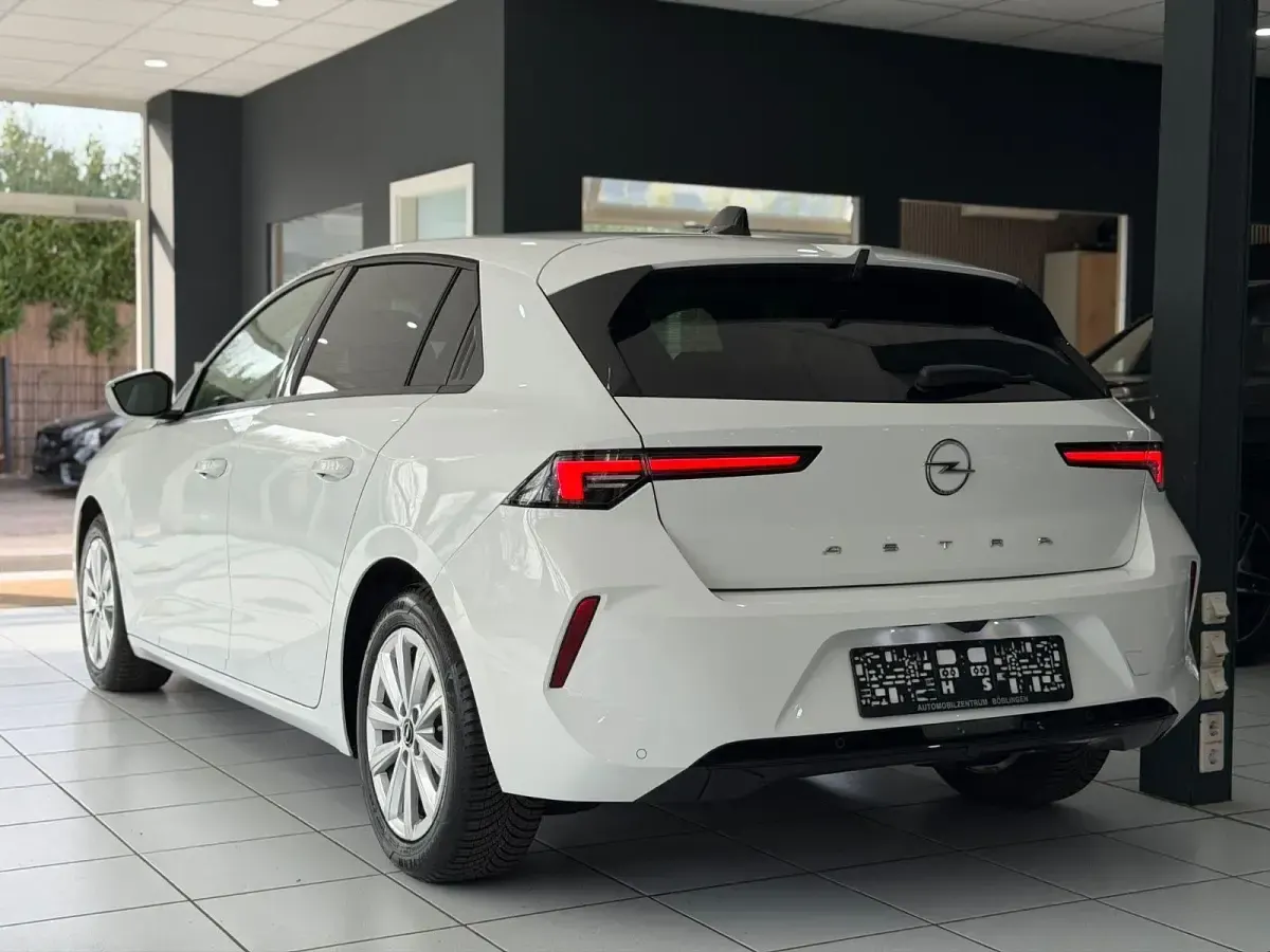 Gebraucht Opel Astra 131 PS (96 kW) 2023 Weiß Kleinwagen