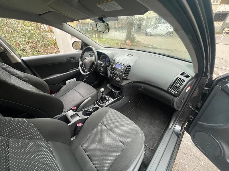 Gebraucht Hyundai i30 109 PS (80 kW) 2010 Schwarz Limousine