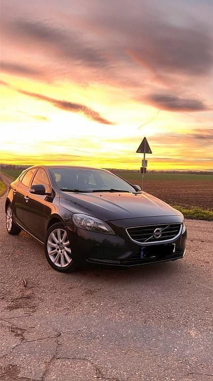 Blau Gebraucht 2015 Volvo V40 Limousine | 10.500 € (Etwas zu teuer) - Bild 1/4