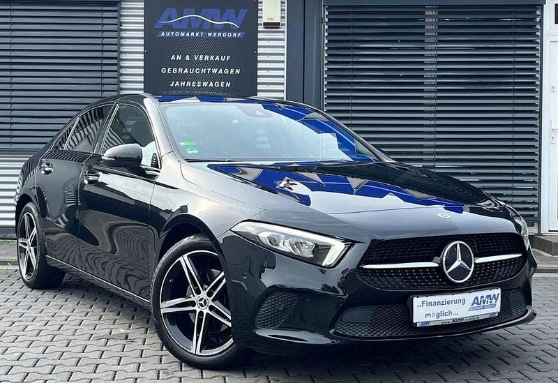 Schwarz Gebraucht 2020 Mercedes A200 Night Limousine | 25.700 € (Fairer Preis) - Bild 1/4