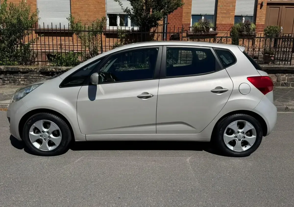 Gebraucht Kia Venga 125 PS (91 kW) 2010 Gold Kleinwagen