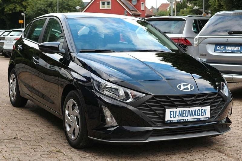 Phantom black / met Neu 2025 Hyundai i20 Comfort Kleinwagen | 17.490 € (Guter Preis) - Bild 1/4