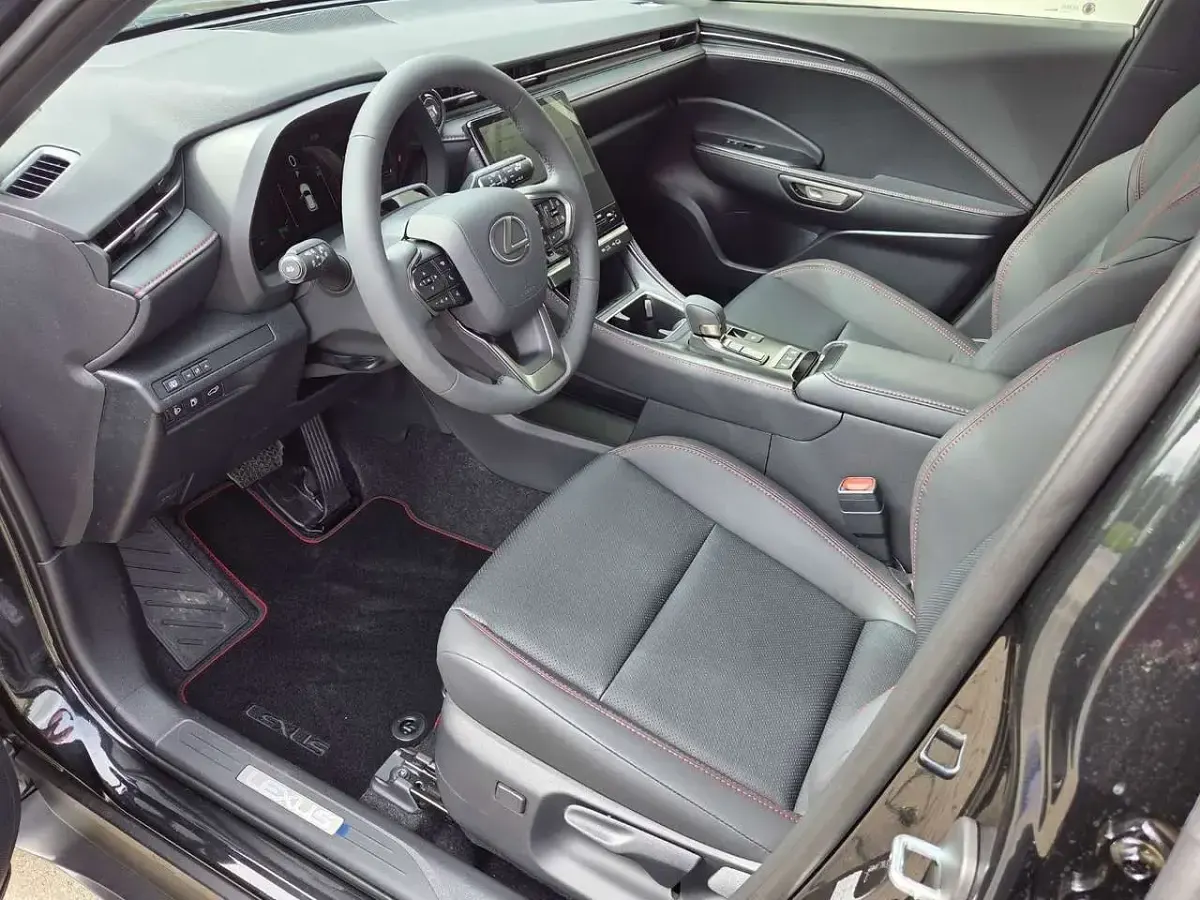 Neu Lexus LBX 136 PS (100 kW) 2026 Schwarz SUV