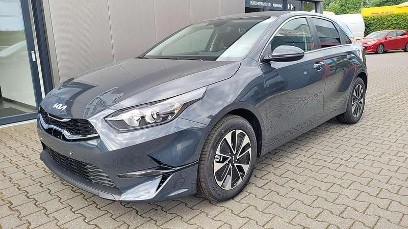 Penta grau Neu 2025 Kia Ceed Gold Limousine | 24.790 € (Fairer Preis) - Bild 1/4