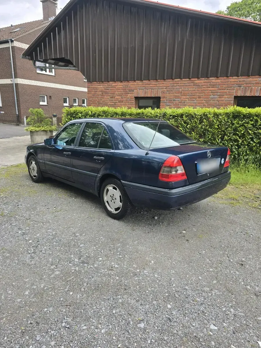 Gebraucht Mercedes C180 122 PS (89 kW) 1995 Blau Limousine