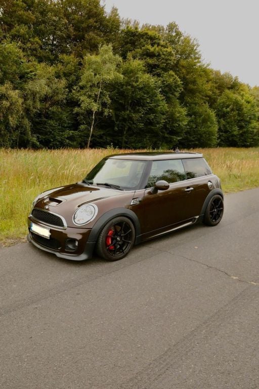 Braun Gebraucht 2010 Mini John Cooper Works Kleinwagen | 13.499 € - Bild 1/4