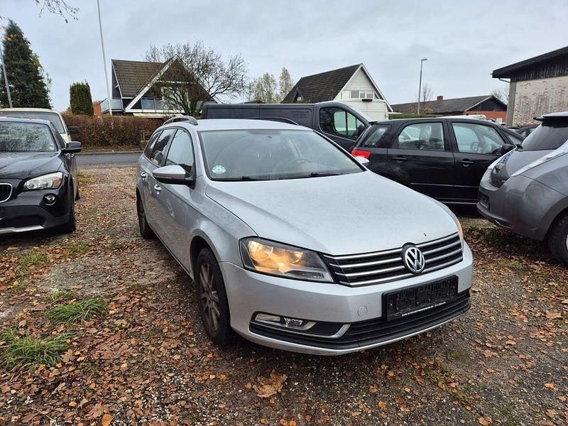 Grau Gebraucht 2011 VW Passat Highline Limousine | 2.800 € (Superpreis) - Bild 1/4