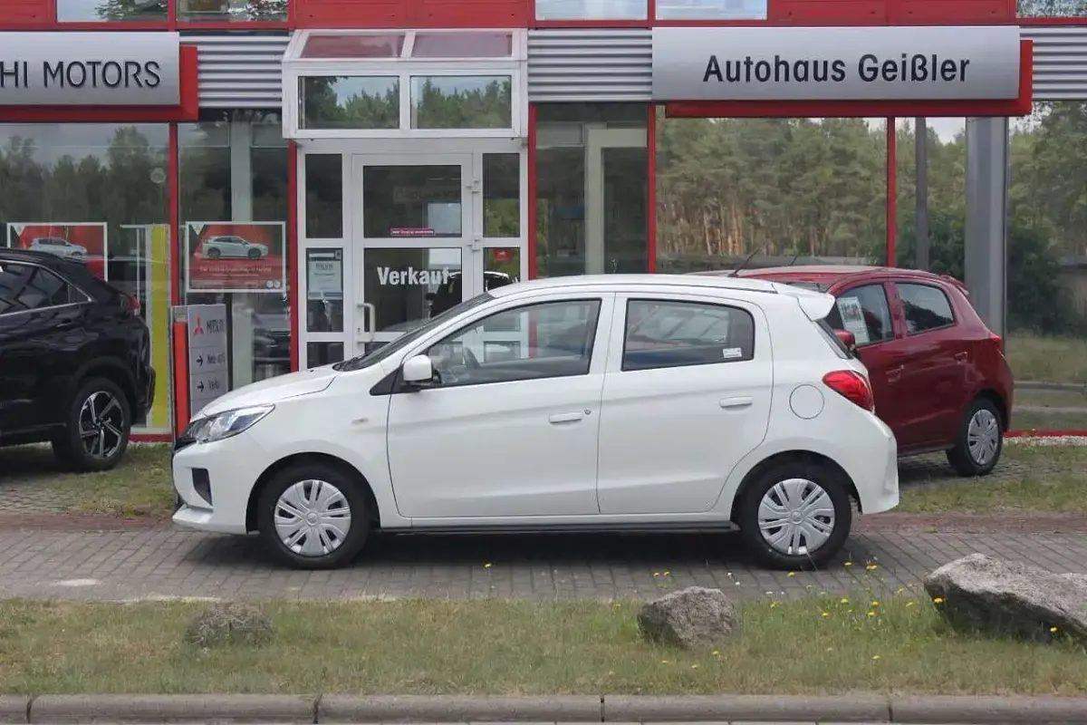 Gebraucht Mitsubishi Space Star Basis 71 PS (52 kW) 2024 Islandweiß Kleinwagen
