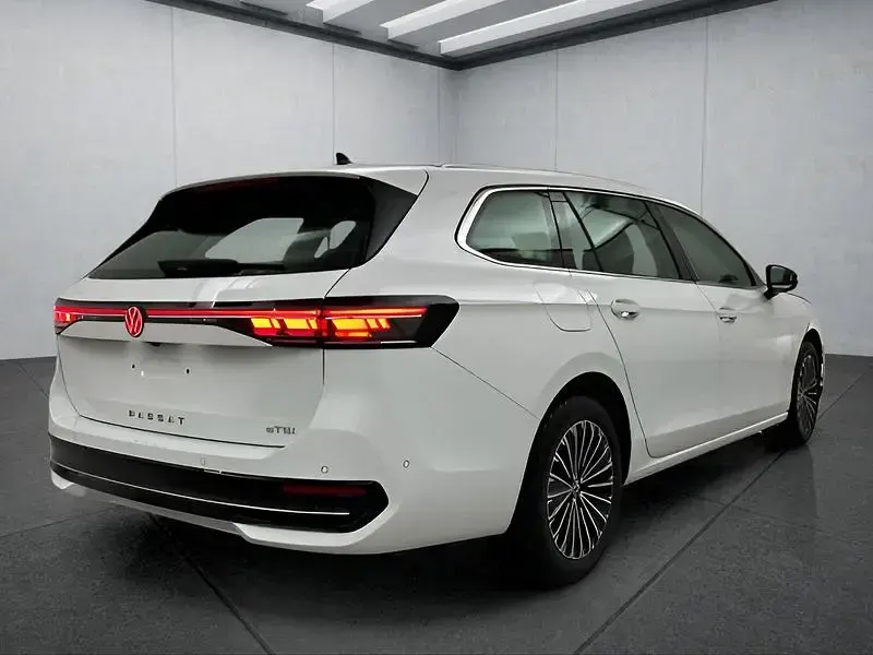Gebraucht VW Passat 150 PS (110 kW) 2025 Weiß Kombi