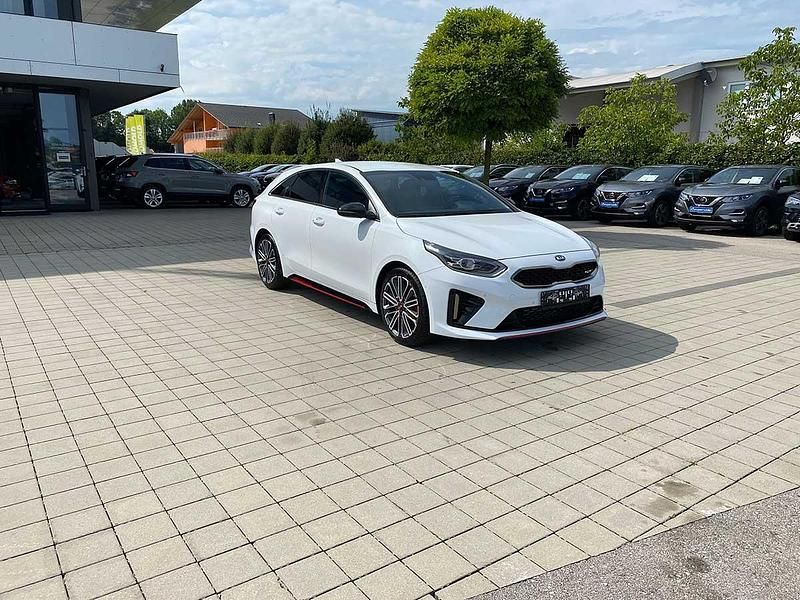 Deluxeweiss metallic Gebraucht 2020 Kia ProCeed GT Kleinwagen | 21.490 € (Superpreis) - Bild 1/4