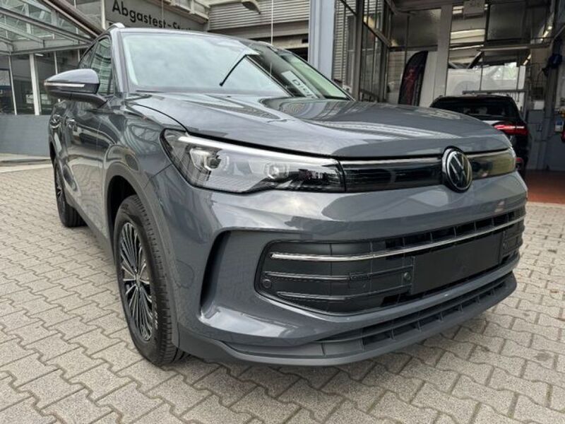 Grau Gebraucht 2024 VW Tiguan Life SUV | 44.850 € (Superpreis) - Bild 1/3