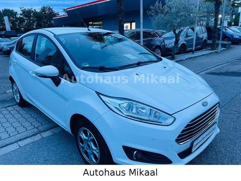 Weiß Gebraucht 2015 Ford Fiesta Trend Kleinwagen | 6.299 € (Fairer Preis) - Bild 1/4