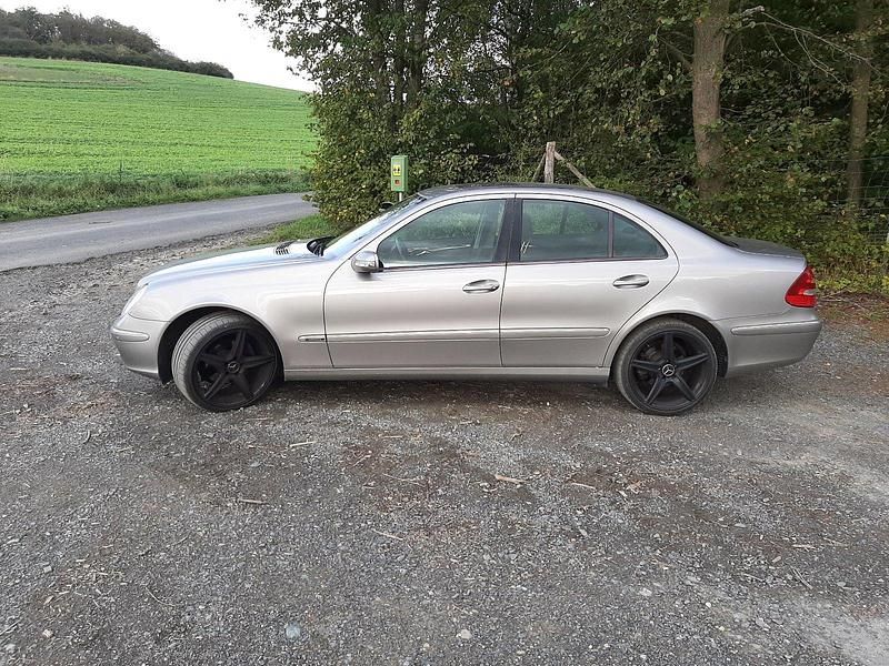 Andere farben Gebraucht 2003 Mercedes E240 Limousine | 4.200 € (Guter Preis) - Bild 1/4