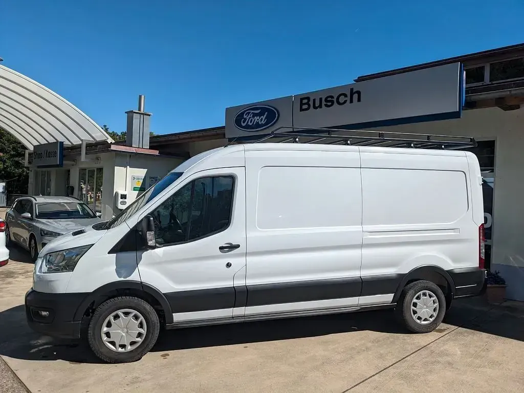 Gebraucht Ford Transit Trend 131 PS (96 kW) 2022 Weiß Limousine