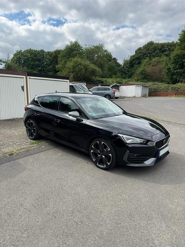 Schwarz Gebraucht 2023 Cupra Leon VZ2 Limousine | 30.490 € (Fairer Preis) - Bild 1/4