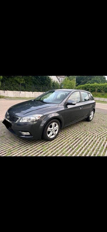 Grau Gebraucht 2010 Kia Ceed Kleinwagen | 3.400 € (Guter Preis) - Bild 1/4