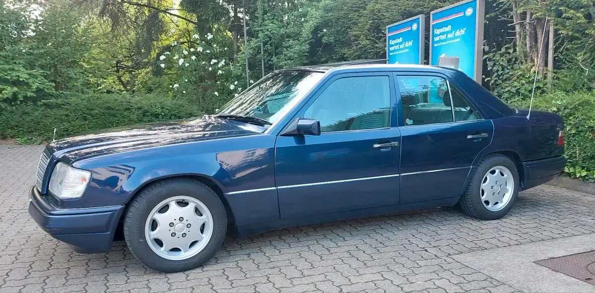 Gebraucht Mercedes E220 150 PS (110 kW) 1994 Blau Limousine