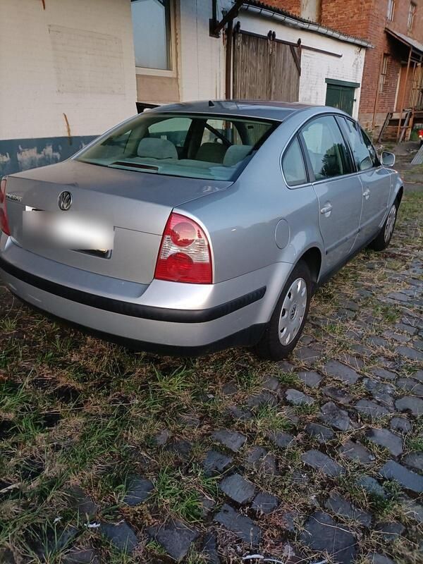 Silber Gebraucht 2001 VW Passat Comfortline Limousine | 900 € (Superpreis) - Bild 1/3