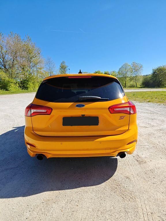 Używany Ford Focus ST 280 KM (205 kW) 2021 Pomarańczowy Sedan/Limuzyna