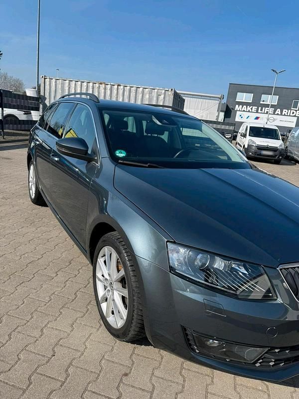 Gebraucht Skoda Octavia Elegance 150 PS (110 kW) 2015 Grau Kleinwagen