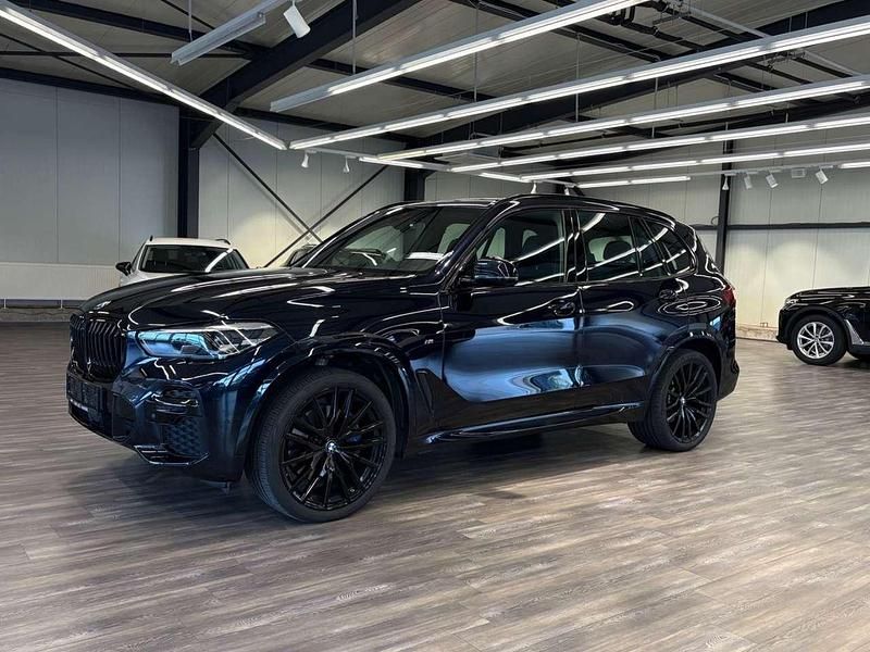 Carbonschwarz metallic Gebraucht 2022 BMW X5 M Sport SUV | 40.350 € (Superpreis) - Bild 1/4