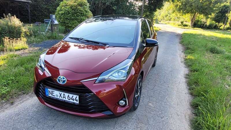 Rot Gebraucht 2019 Toyota Yaris Hybrid Style Kleinwagen | 14.900 € (Superpreis) - Bild 1/4