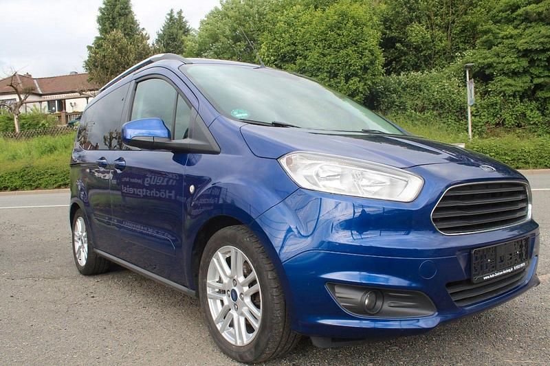 Blau Gebraucht 2017 Ford Tourneo Courier Titanium Van / Kleinbus | 8.999 € (Guter Preis) - Bild 1/4