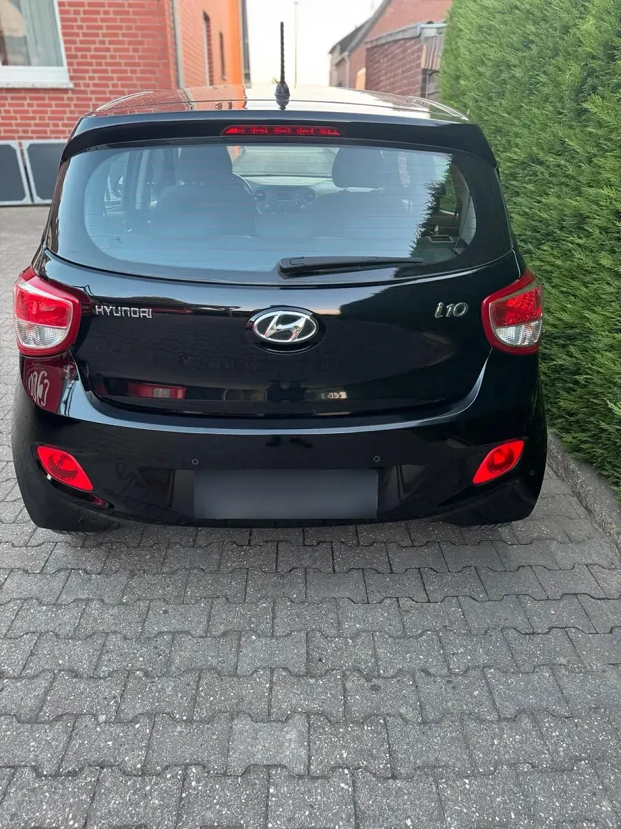 Gebraucht Hyundai i10 Trend 67 PS (49 kW) 2016 Schwarz Kleinwagen