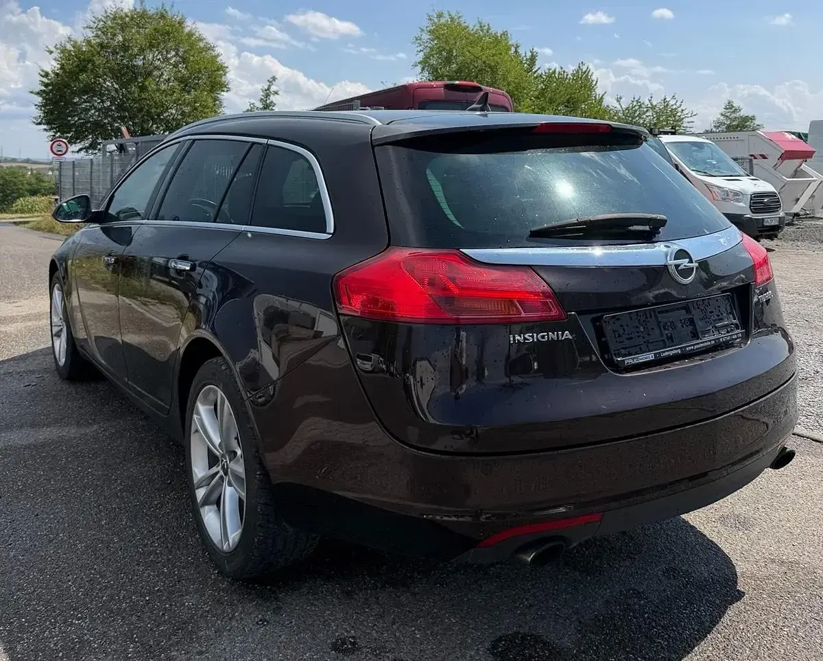 Gebraucht Opel Insignia 220 PS (161 kW) 2011 Braun Kombi